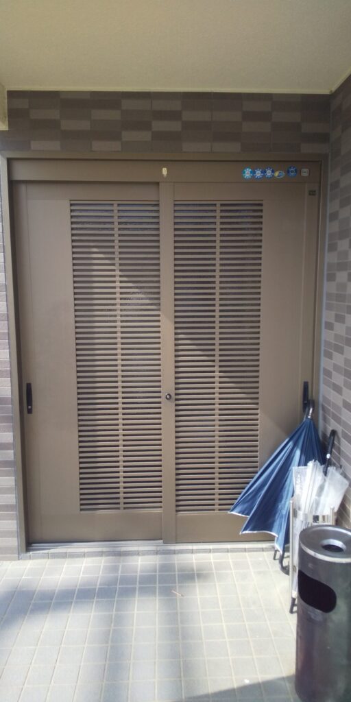 久喜市 LIXIL 玄関引戸 鍵掛からん！