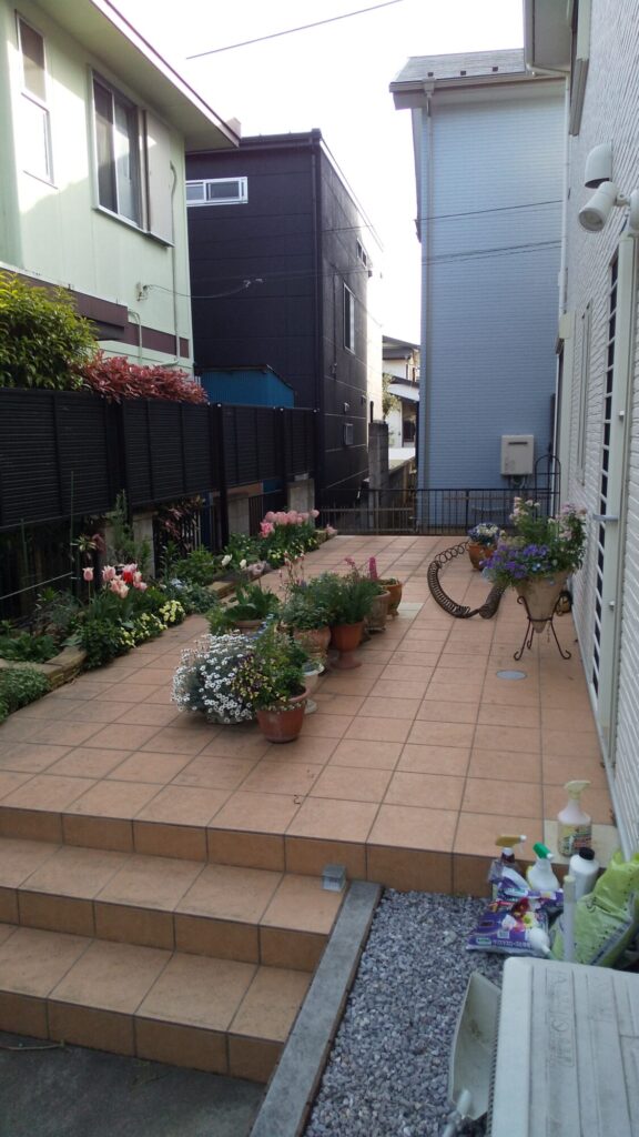 久喜市 花壇をタイル張へ🌦